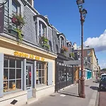 Apartment Quartier St Louis - 10 Mins Walking Chateau Versailles
