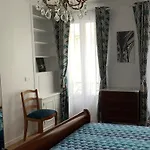 Apartment Quartier St Louis - 10 Mins Walking Chateau Versailles
